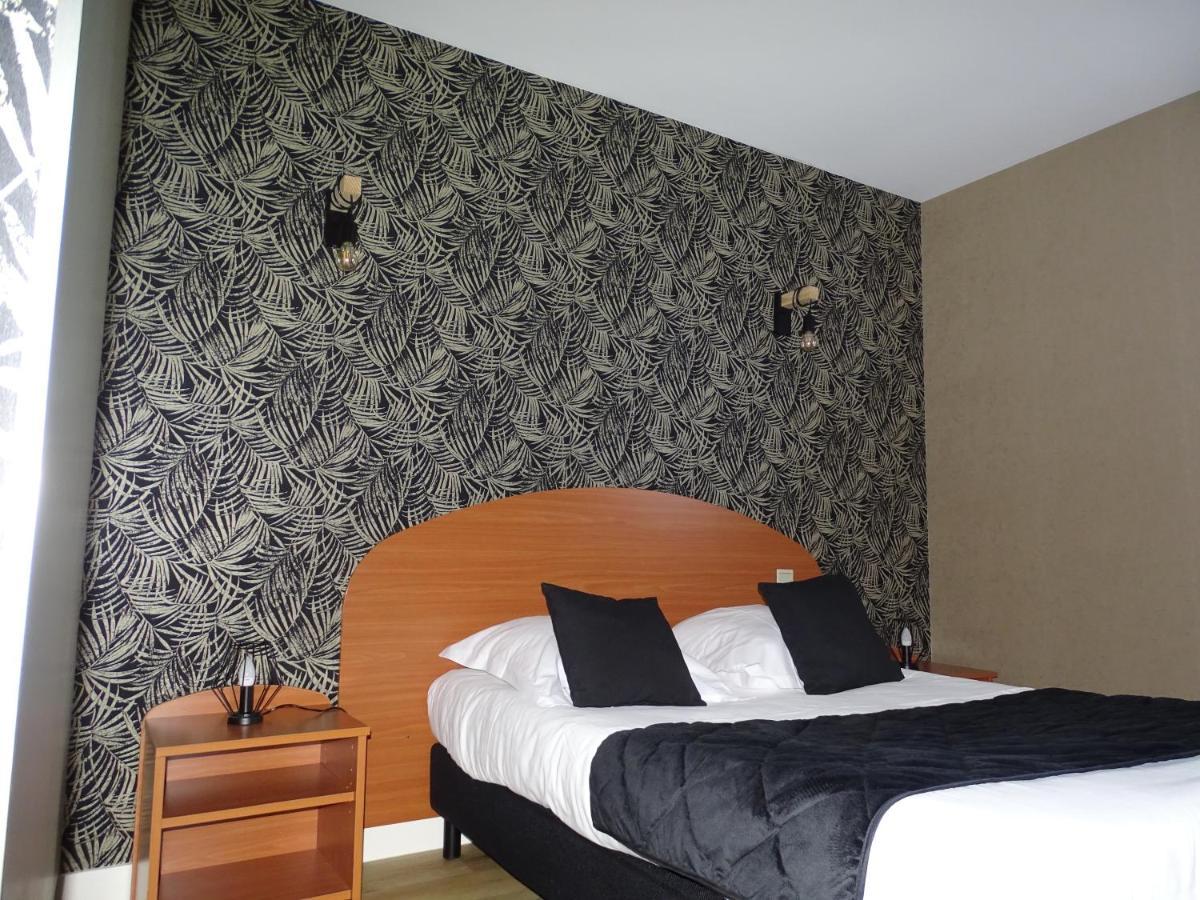 Logis Hotel Les 3 Marchands Bressuire Bagian luar foto