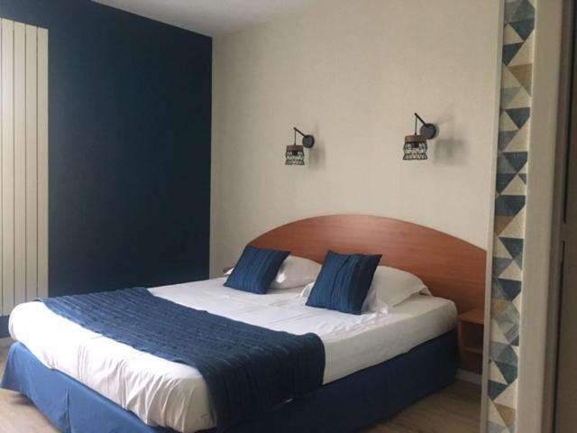 Logis Hotel Les 3 Marchands Bressuire Bagian luar foto