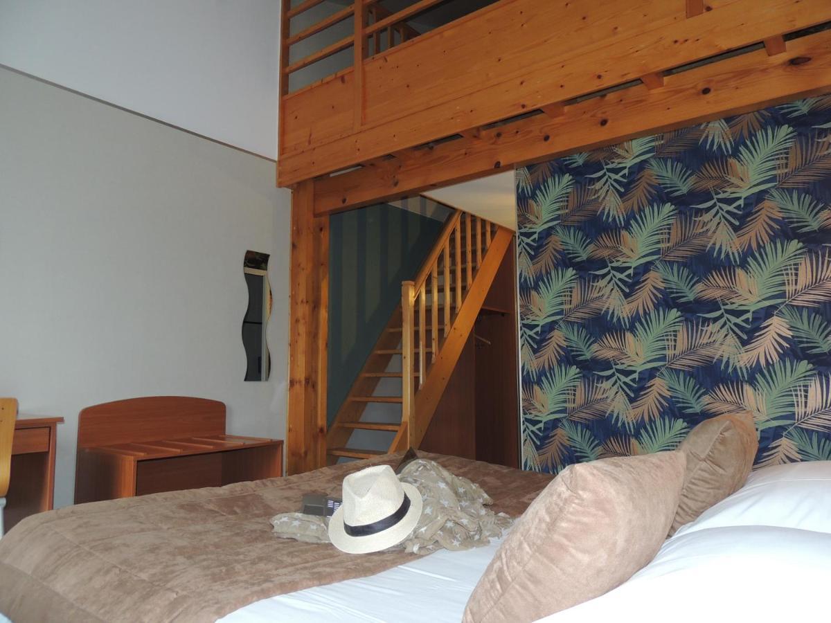 Logis Hotel Les 3 Marchands Bressuire Bagian luar foto