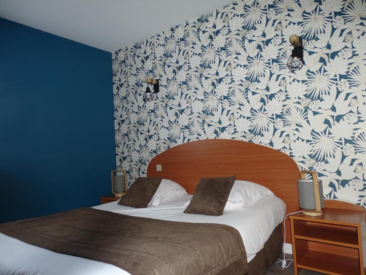 Logis Hotel Les 3 Marchands Bressuire Bagian luar foto
