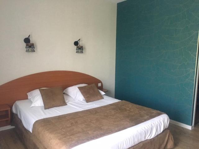 Logis Hotel Les 3 Marchands Bressuire Bagian luar foto