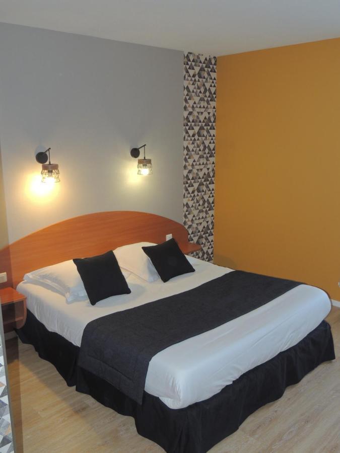 Logis Hotel Les 3 Marchands Bressuire Bagian luar foto