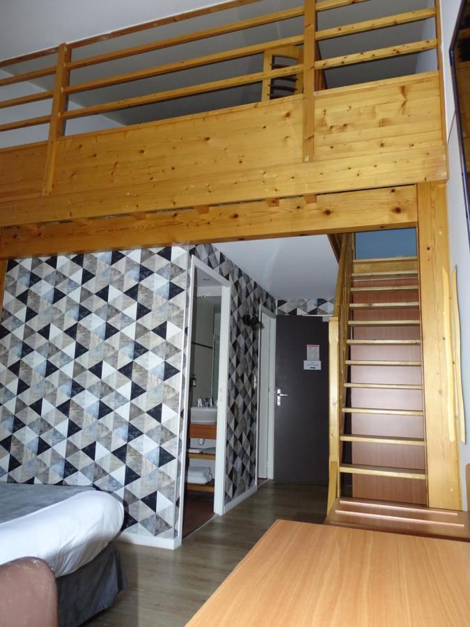 Logis Hotel Les 3 Marchands Bressuire Bagian luar foto