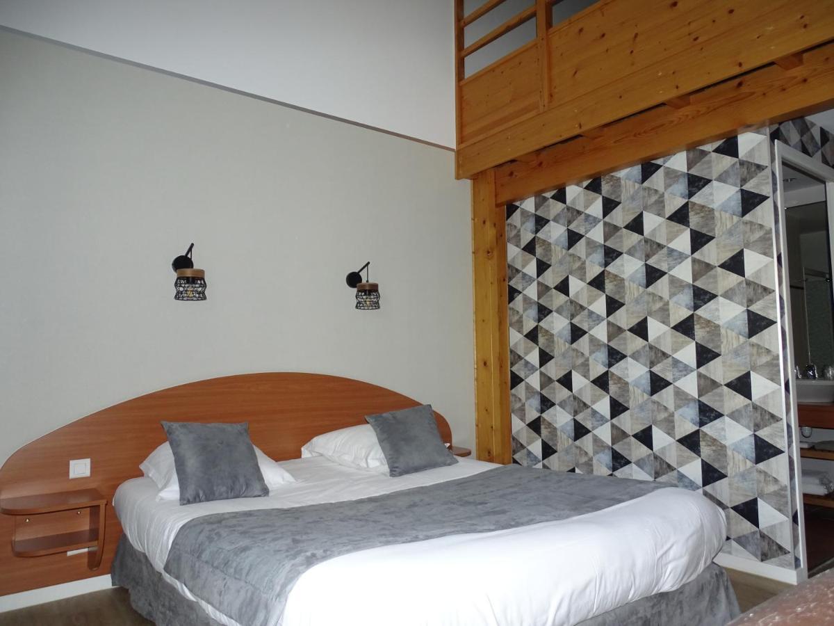 Logis Hotel Les 3 Marchands Bressuire Bagian luar foto