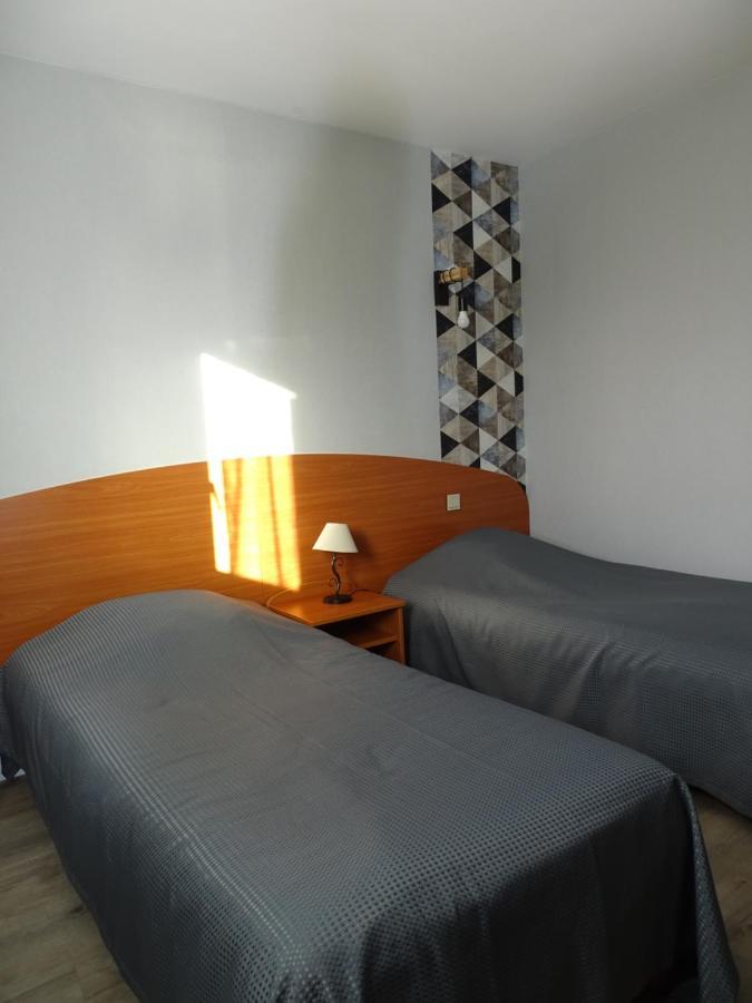 Logis Hotel Les 3 Marchands Bressuire Bagian luar foto