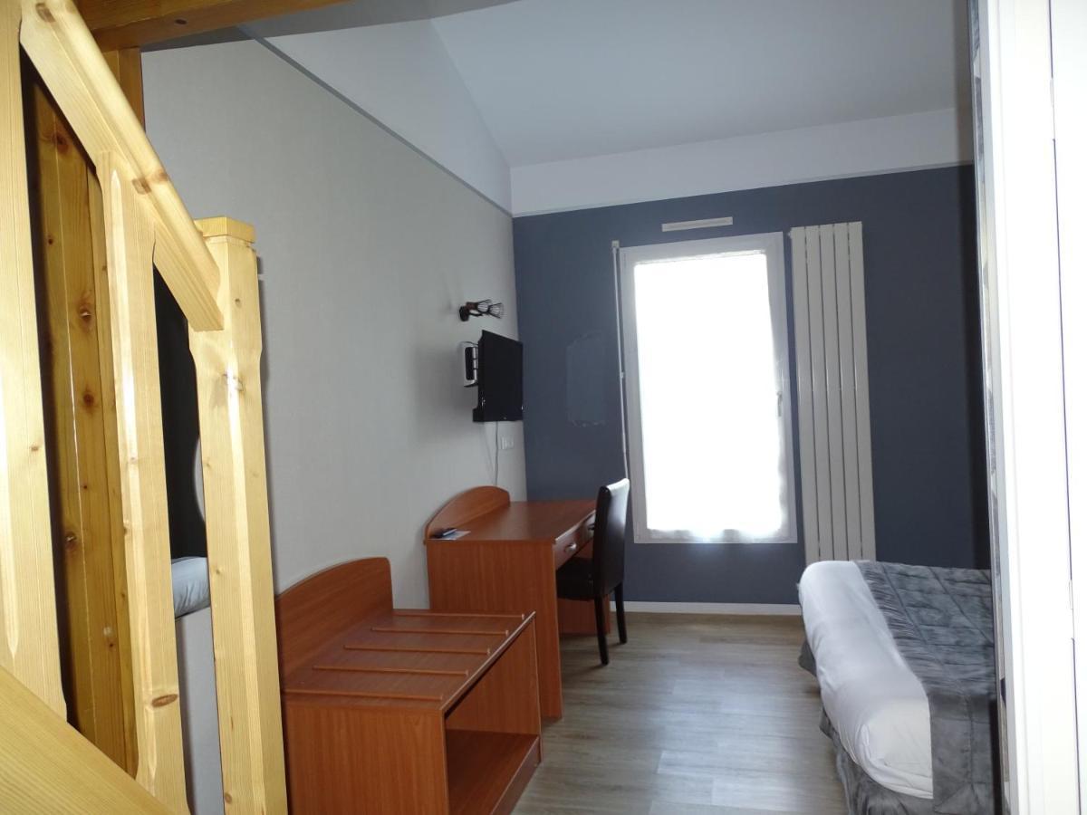 Logis Hotel Les 3 Marchands Bressuire Bagian luar foto