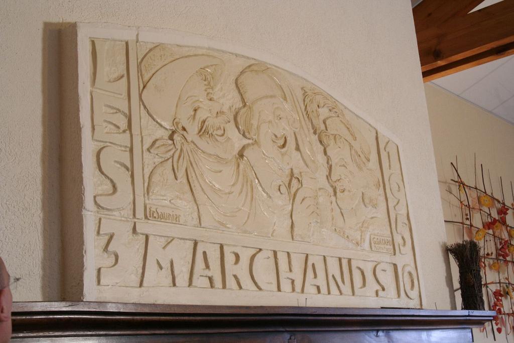 Logis Hotel Les 3 Marchands Bressuire Bagian luar foto